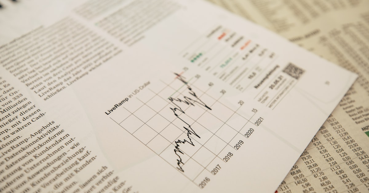 Calculator and house representing home insurance deductible calculation