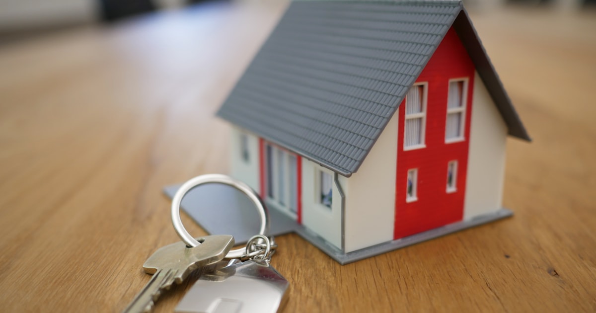 House with calculator representing homeowners insurance coverage calculation